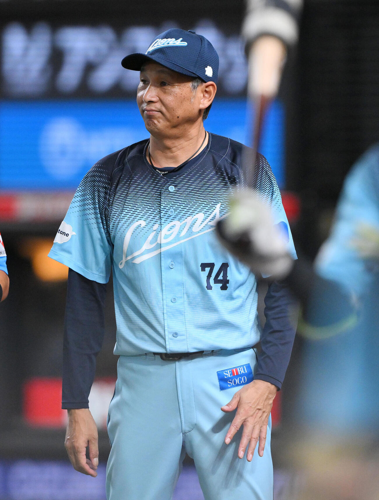 西武対オリックス　交代を告げる西武西口文也監督（撮影・滝沢徹郎）
