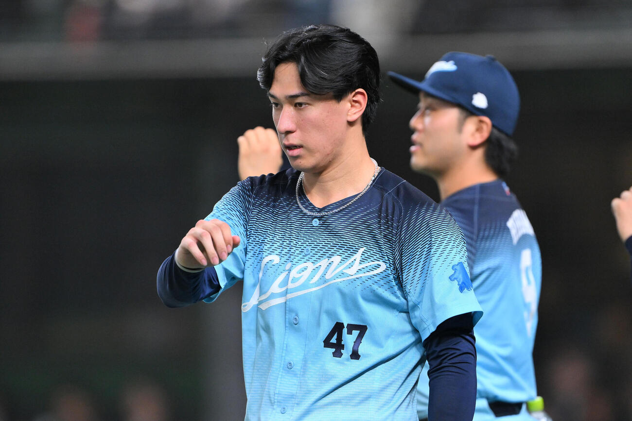 西武対オリックス　5回表を投げ終えた西武先発の杉山遥希はチームメートを迎える（撮影・滝沢徹郎）