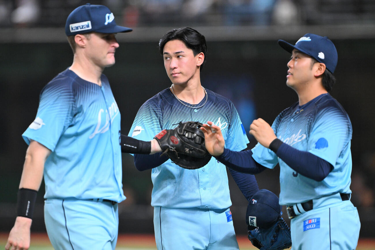 西武対オリックス　5回表を投げ終えチームメートとタッチをかわす西武杉山遥希（中央）（撮影・滝沢徹郎）