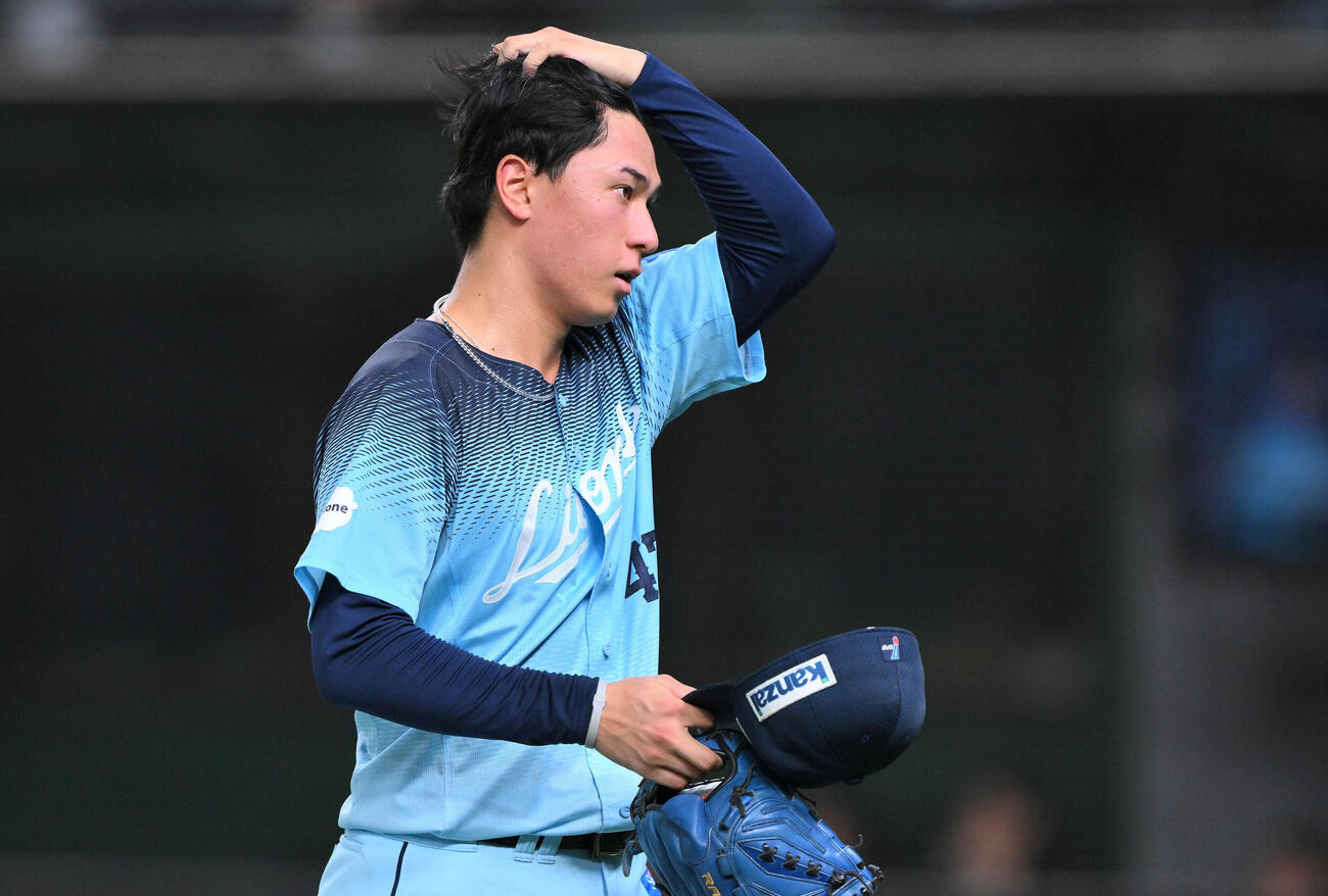 西武対オリックス　3回表に追加点を許し引き揚げる西武先発の杉山遥希（撮影・滝沢徹郎）