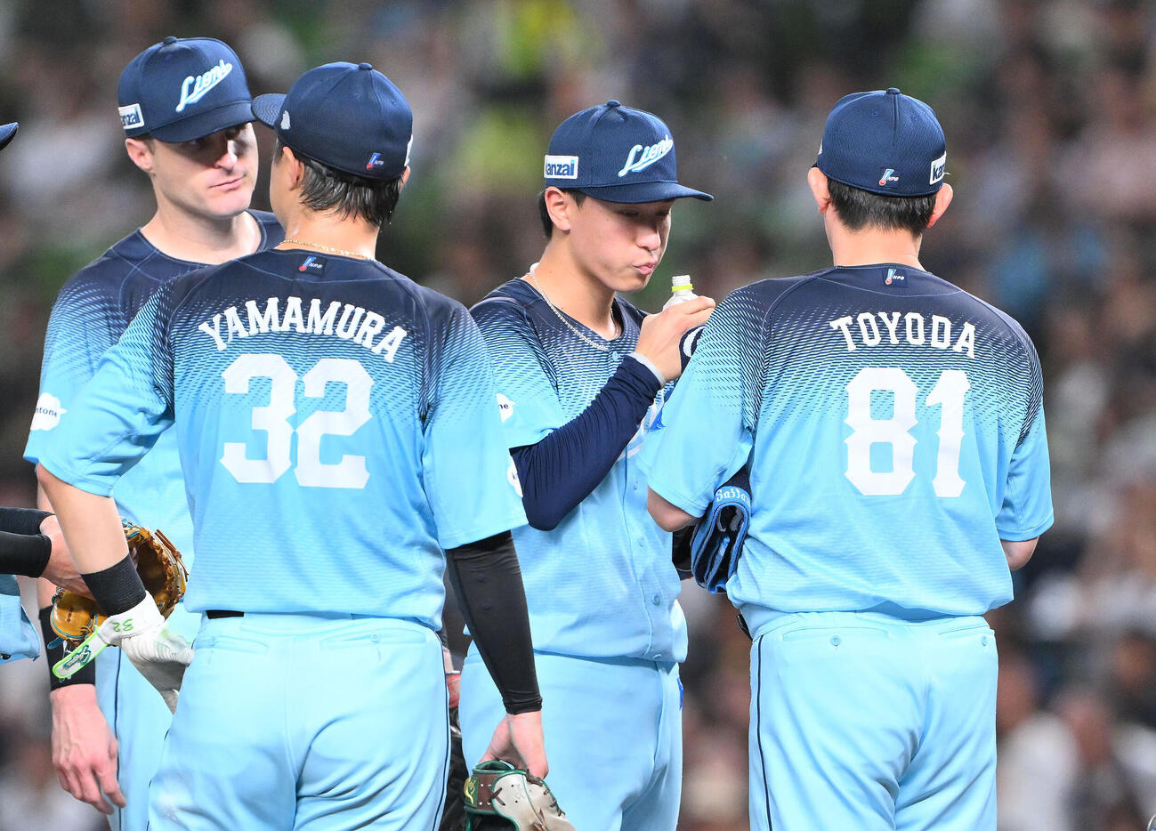 西武対オリックス　3回表オリックス2死一、二塁、太田椋に適時二塁打を許した杉山遥希（中央）は水分補給をする（撮影・滝沢徹郎）
