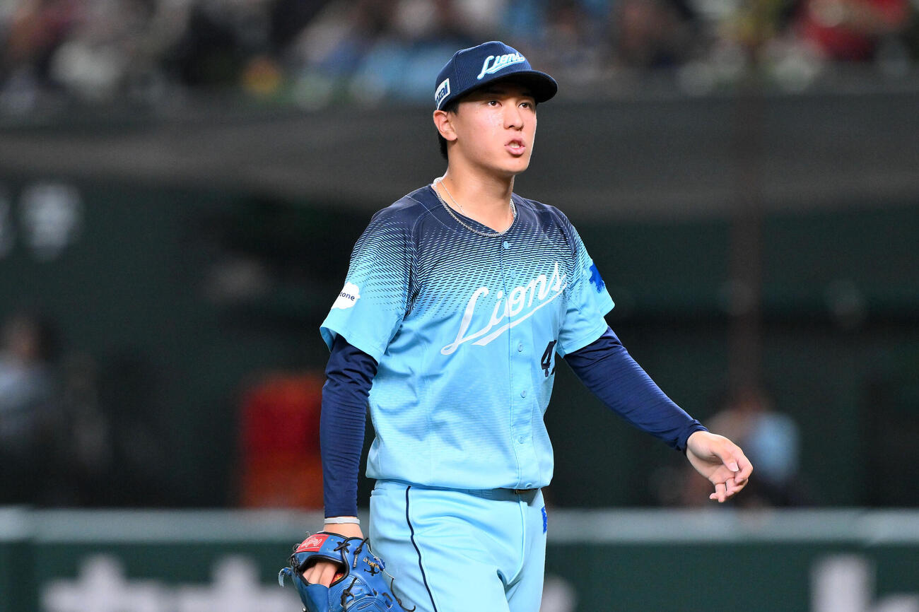 西武対オリックス　1回表を投げ終え引き締まった表情で引き揚げる西武先発の杉山遥希（撮影・滝沢徹郎）