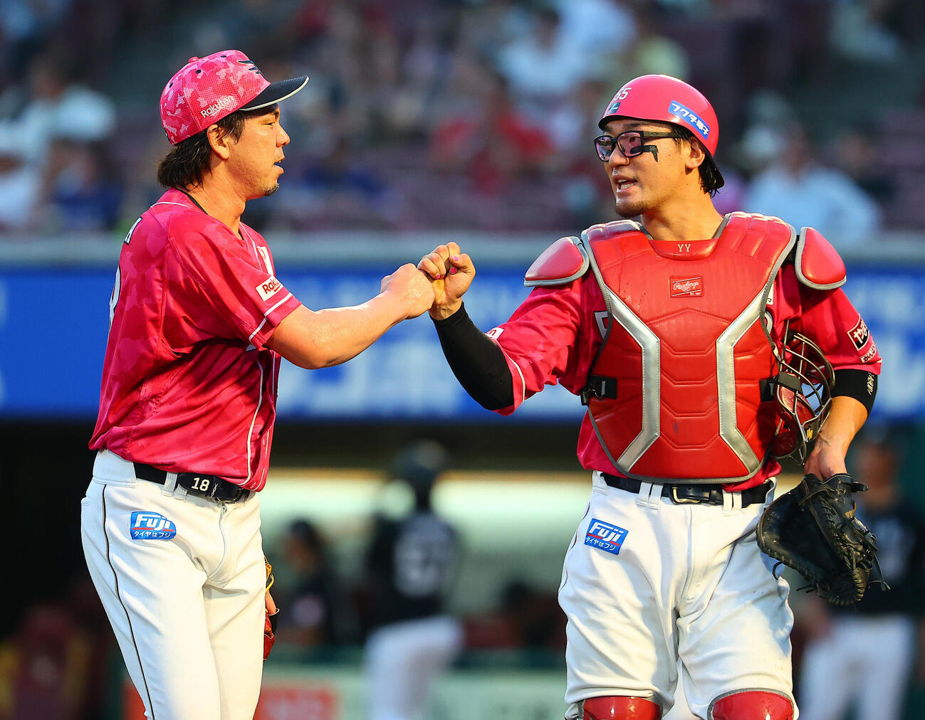 楽天対ロッテ　5回表を抑えグラブをたたくえ楽天前田健太（撮影・野上伸悟）