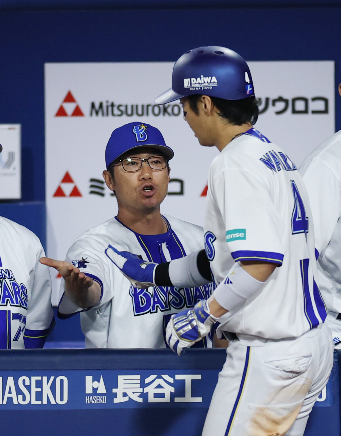DeNA対巨人　5回裏DeNA2死一、二塁、牧秀悟の適時二塁打で生還した度会隆輝（右）を出迎える相川亮二監督（撮影・増田悦実）