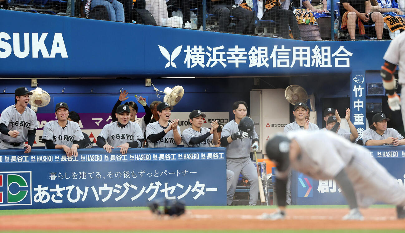DeNA対巨人　1回表巨人1死一、三塁、佐々木俊輔が先制の生還を決め喜ぶ巨人ナイン（撮影・浅見桂子）