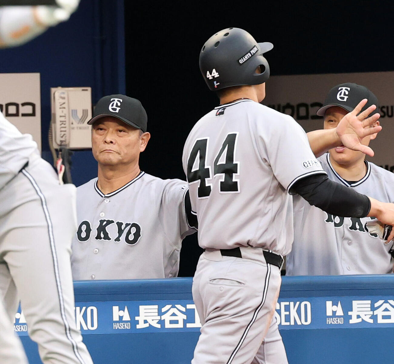DeNA対巨人　1回表巨人1死一、三塁、佐々木俊輔（手前）が先制の生還を決め迎える橋上秀樹監督代行（撮影・浅見桂子）