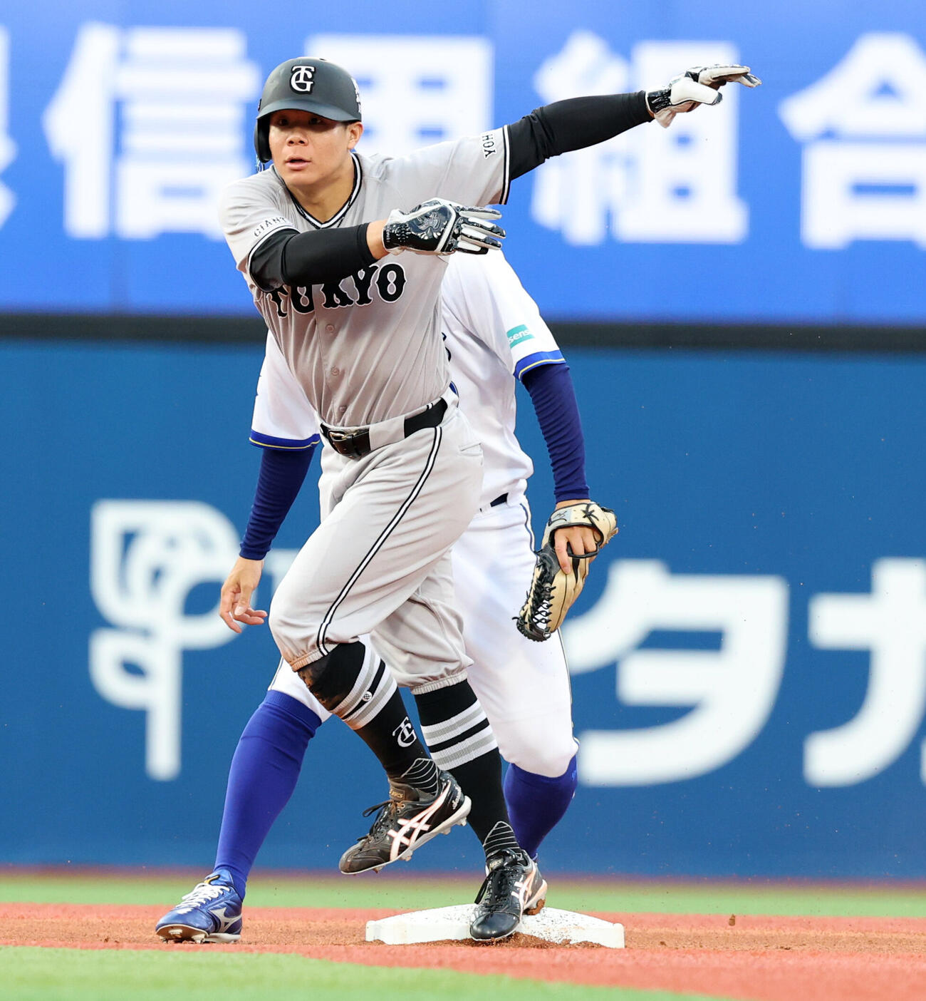 DeNA対巨人　1回表巨人1死一塁、佐々木俊輔は二塁盗塁を決める（撮影・浅見桂子）