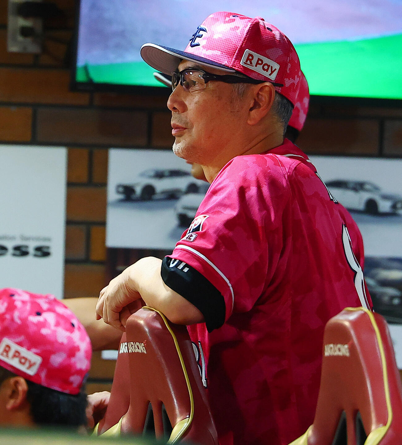 楽天対ロッテ　試合を見つめる楽天吉井理人監督（撮影・野上伸悟）