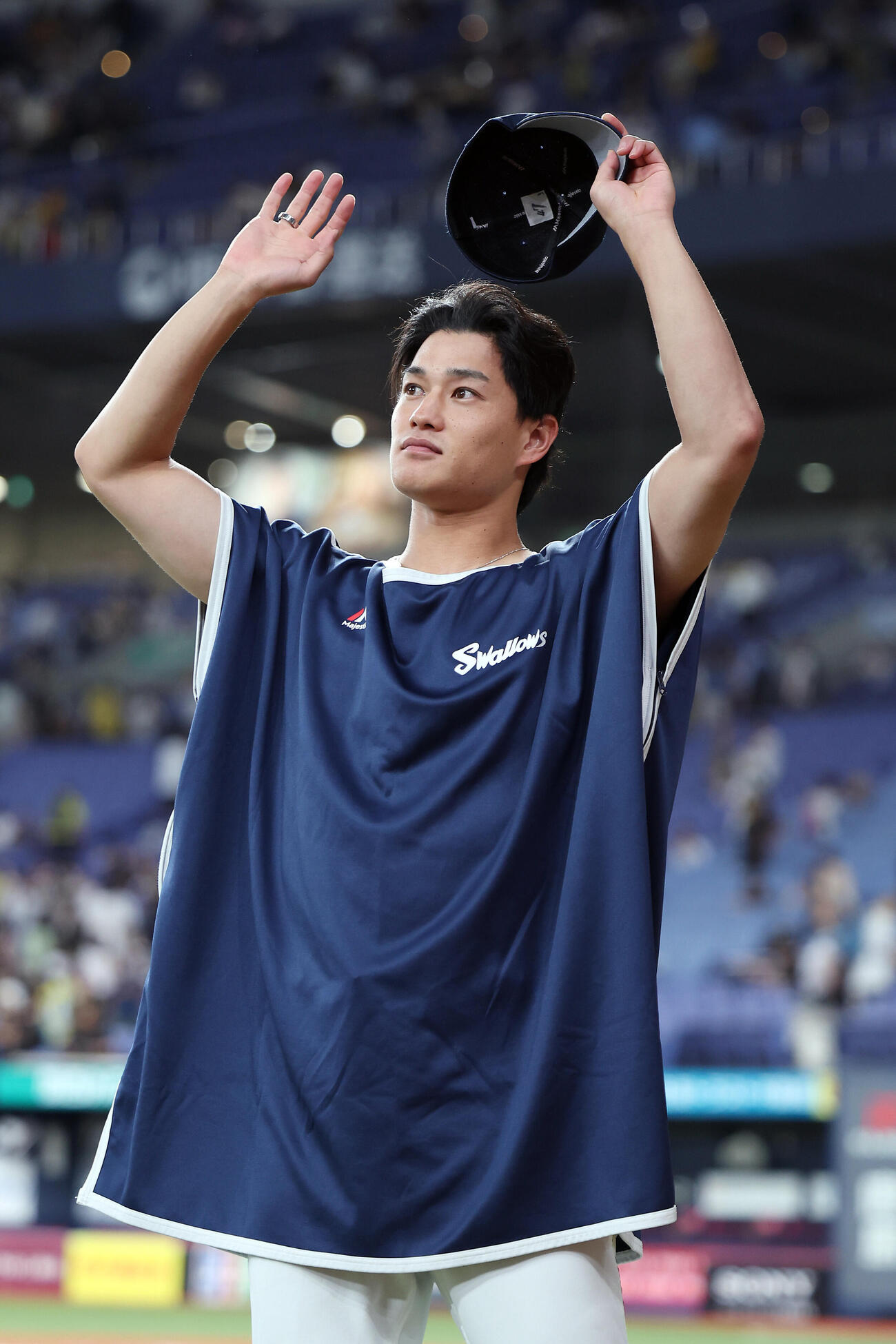 阪神対ヤクルト　阪神に勝利し、ファンの声援に応えるヤクルト高橋奎二（撮影・前田充）
