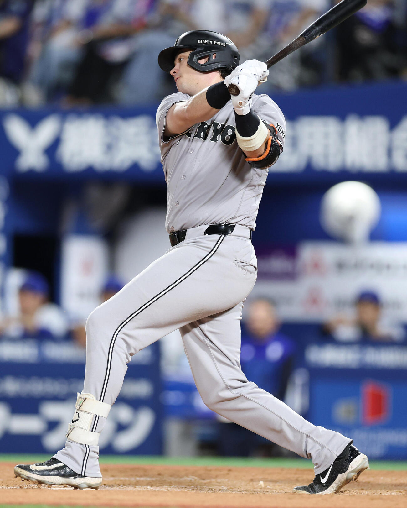 DeNA対巨人　9回表巨人2死、安打を放つボビー・ダルベック（撮影・増田悦実）