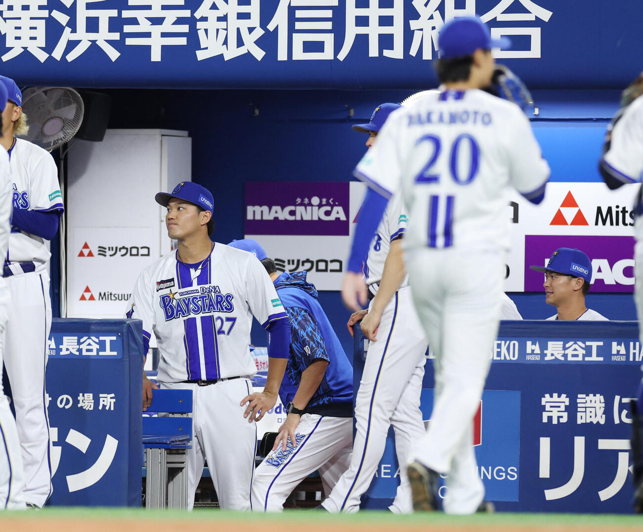 DeNA対巨人　3回表を坂本裕哉が抑え、悔しい表情でナインを出迎える藤浪晋太郎（撮影・増田悦実）