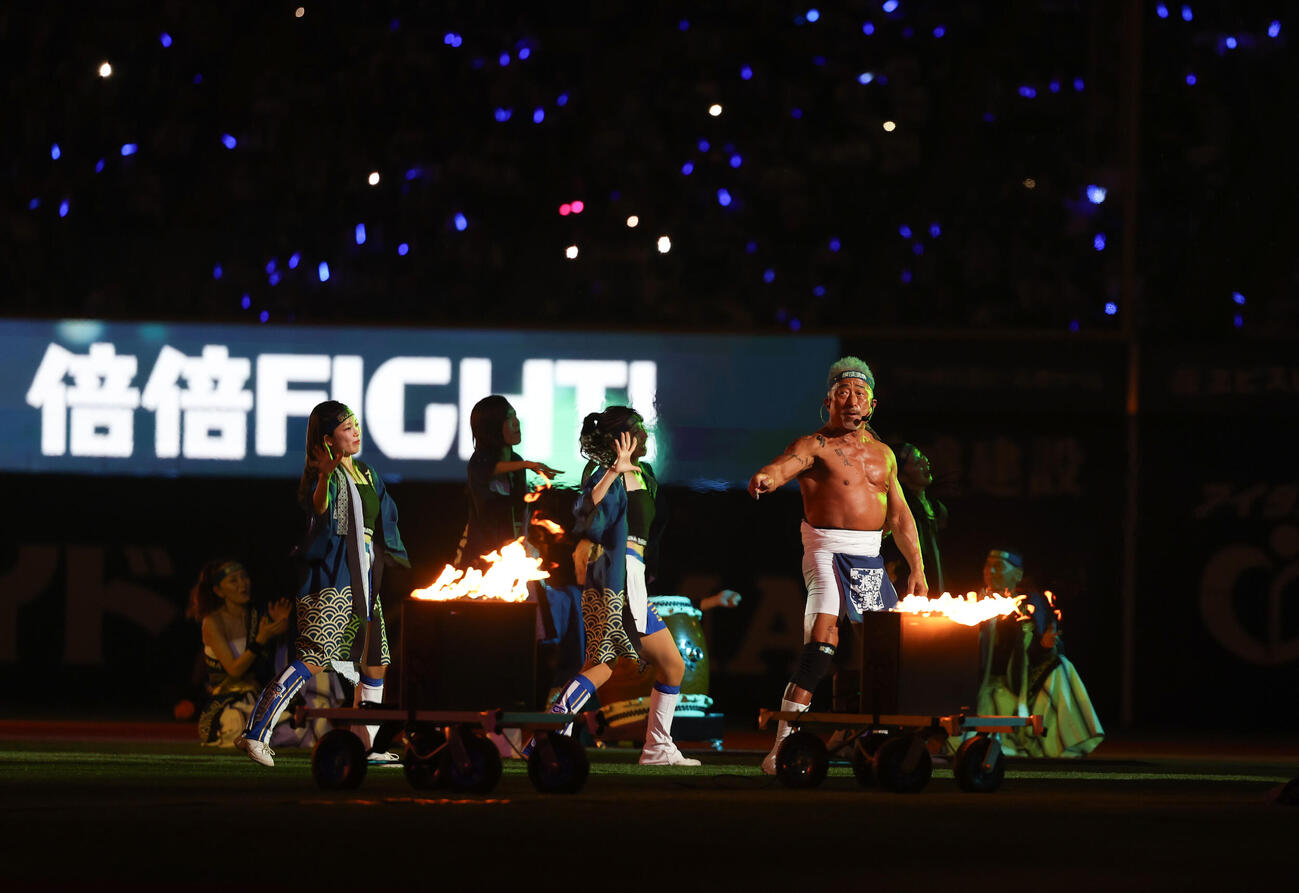 DeNA対巨人　試合後歌唱する角田信朗（撮影・増田悦実）