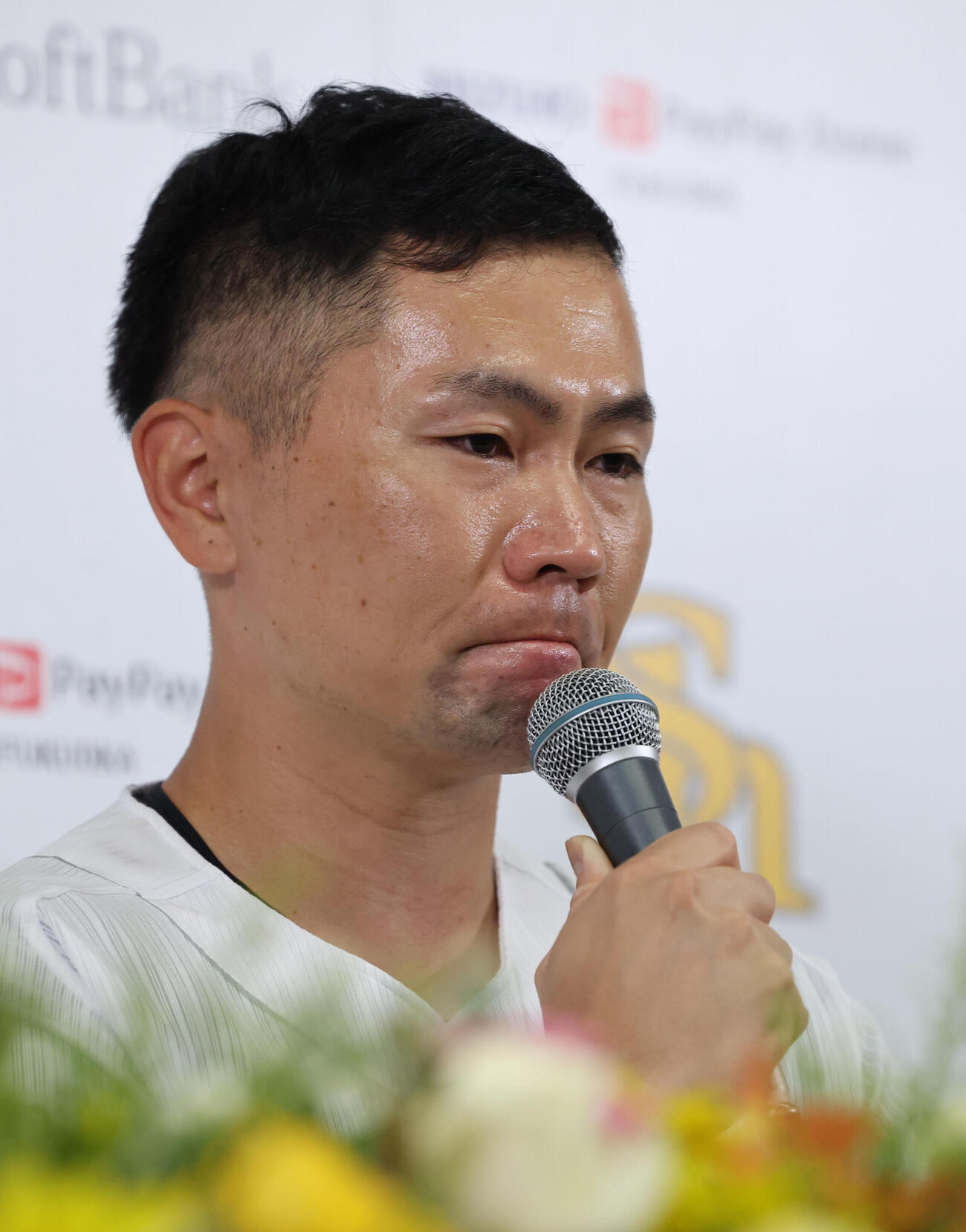 引退会見で涙をこらえながら話をするソフトバンク中村晃（2026年7月撮影）