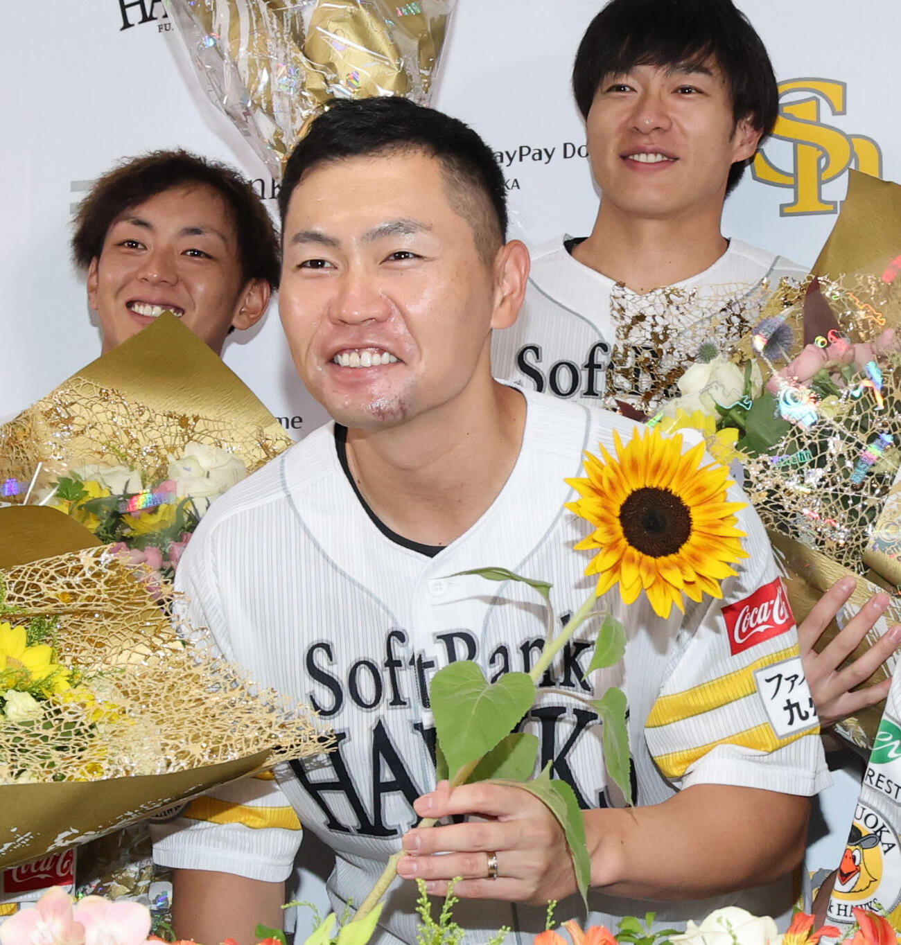 引退会見を行ったソフトバンク中村晃は川瀬晃か贈られた一輪の花を手に笑顔（撮影・梅根麻紀）