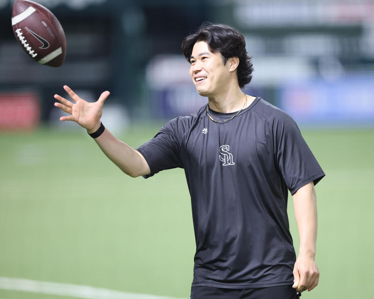 練習前に笑顔を見せるソフトバンク松本晴（撮影・梅根麻紀）