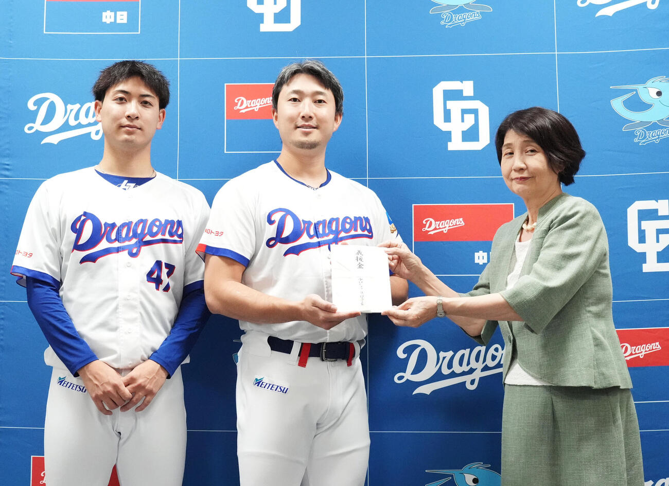 中日対ヤクルト　試合前、藤嶋健人選手会長（中央）は令和8年熊本地震・被災地支援募金活動義援金の目録を中日新聞社会事業団へ贈呈する（撮影・森本幸一）