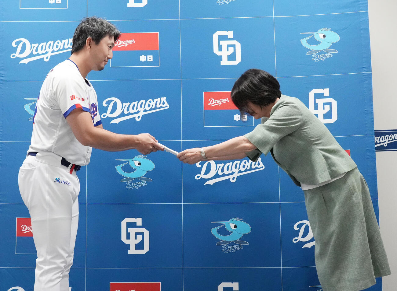 中日対ヤクルト　試合前、藤嶋健人選手会長（左）は令和8年熊本地震・被災地支援募金活動義援金の目録を中日新聞社会事業団へ贈呈する（撮影・森本幸一）