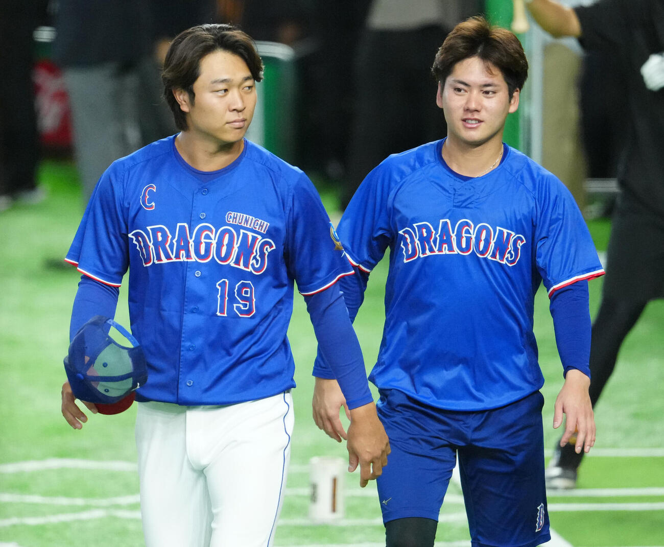 中日高橋宏斗（左）と金丸夢斗（2026年7月撮影・）