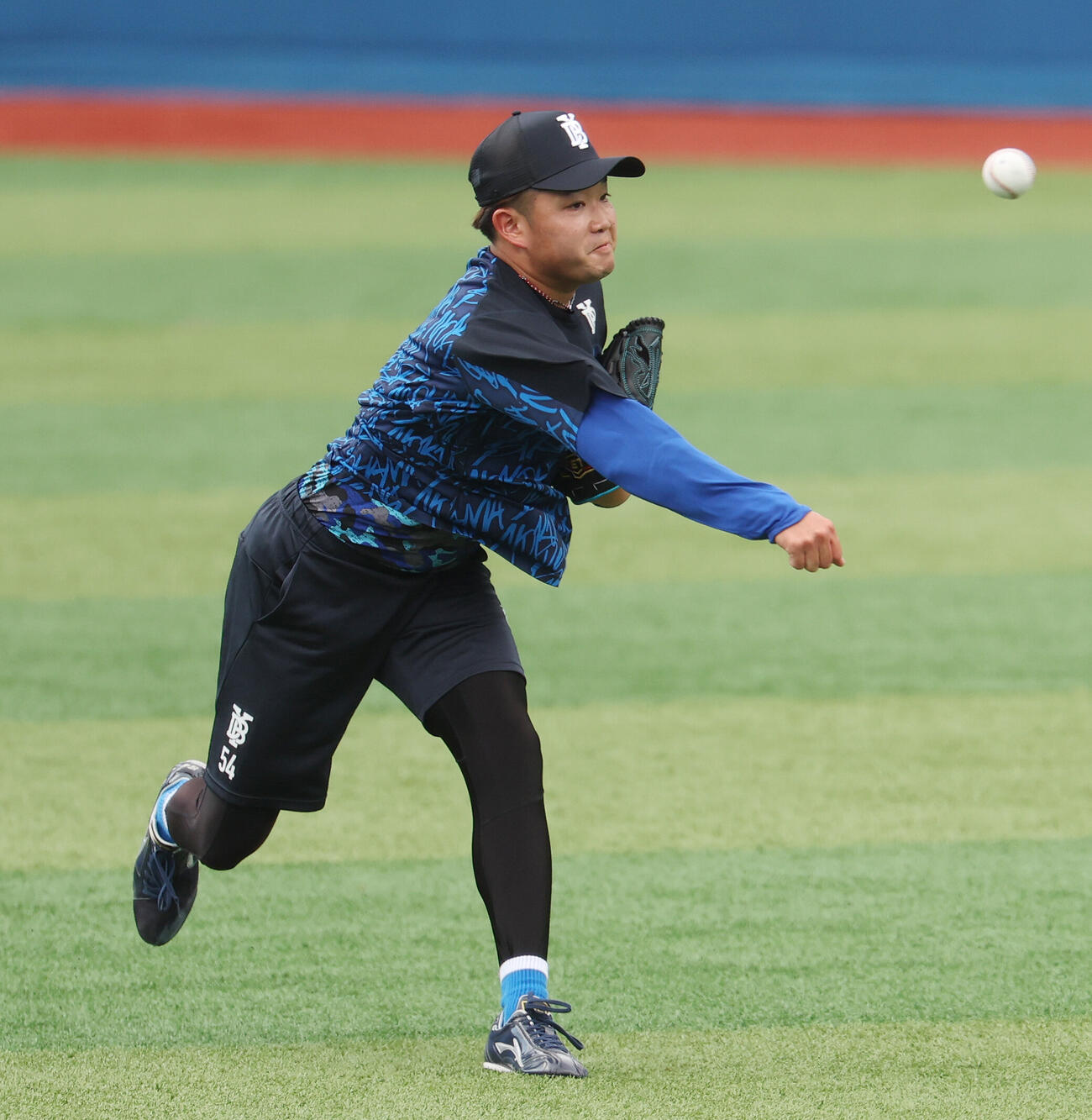 DeNA対阪神　試合前練習でキャッチボールするDeNA石田裕太郎（撮影・宮地輝）