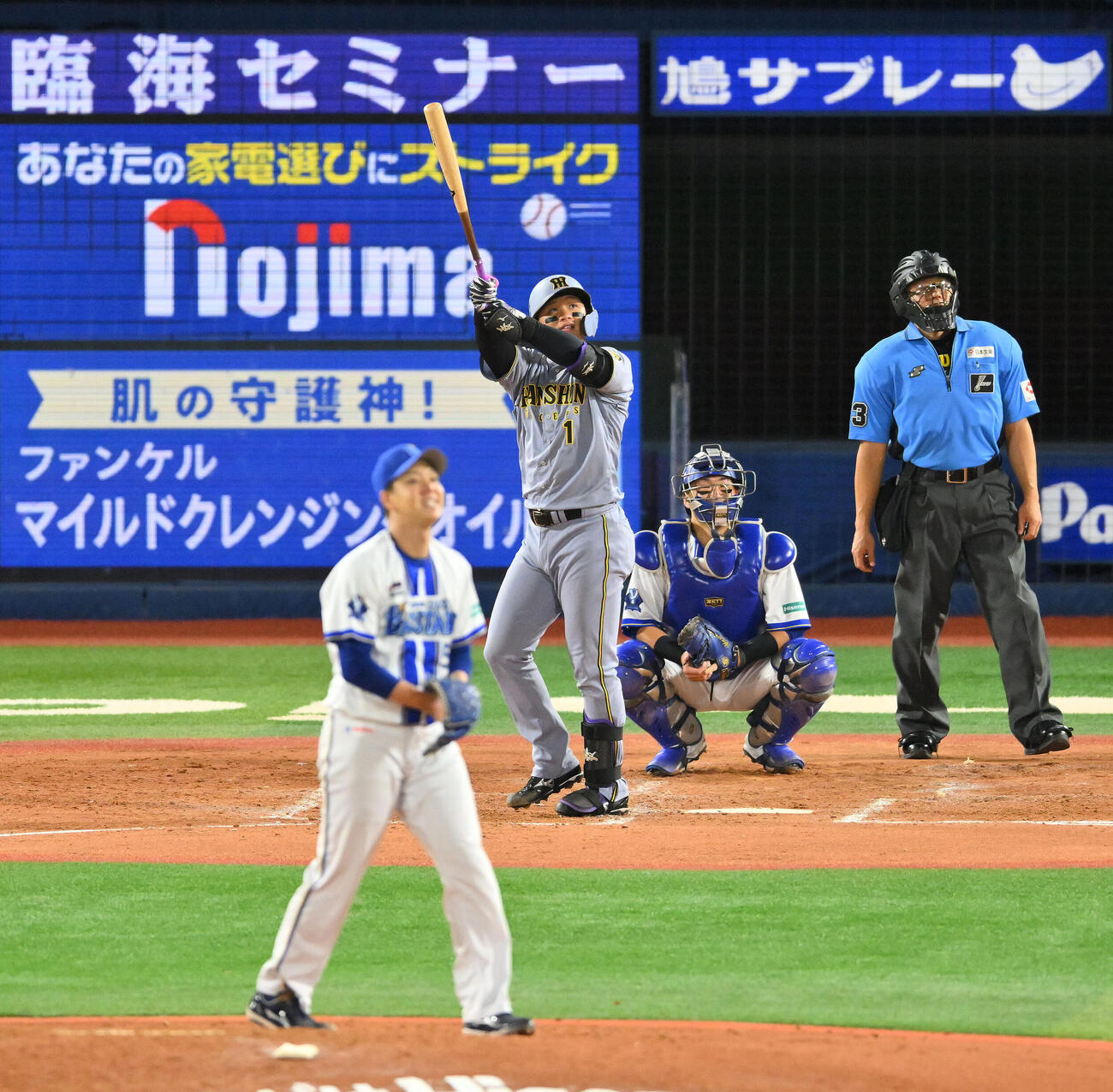 DeNA対阪神　4回表阪神1死、森下翔太は左越えソロ本塁打を放つ。投手平良拳太郎（撮影・滝沢徹郎）