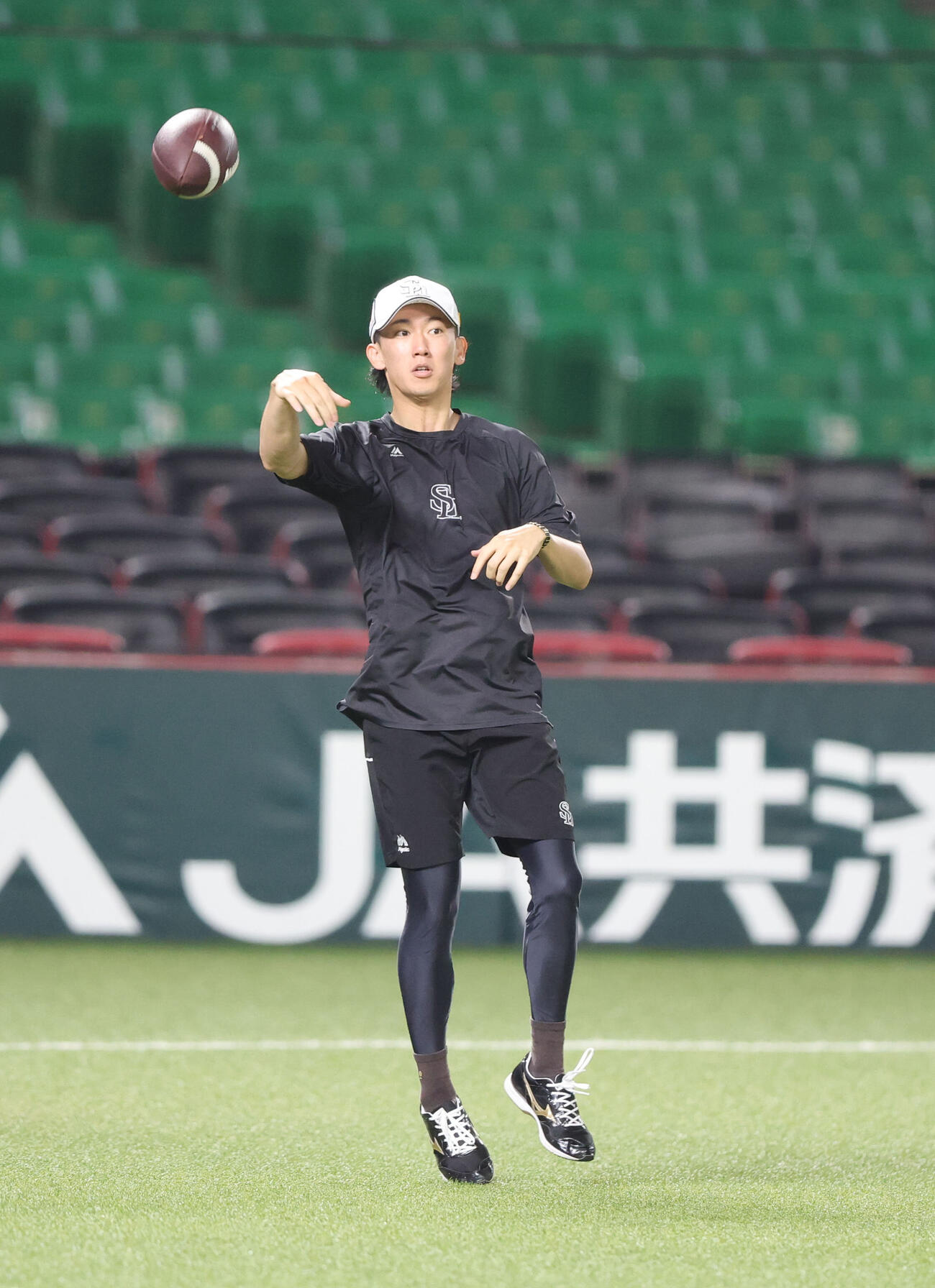 練習前、軽い運動で体をほぐすソフトバンク大津亮介（撮影・梅根麻紀）