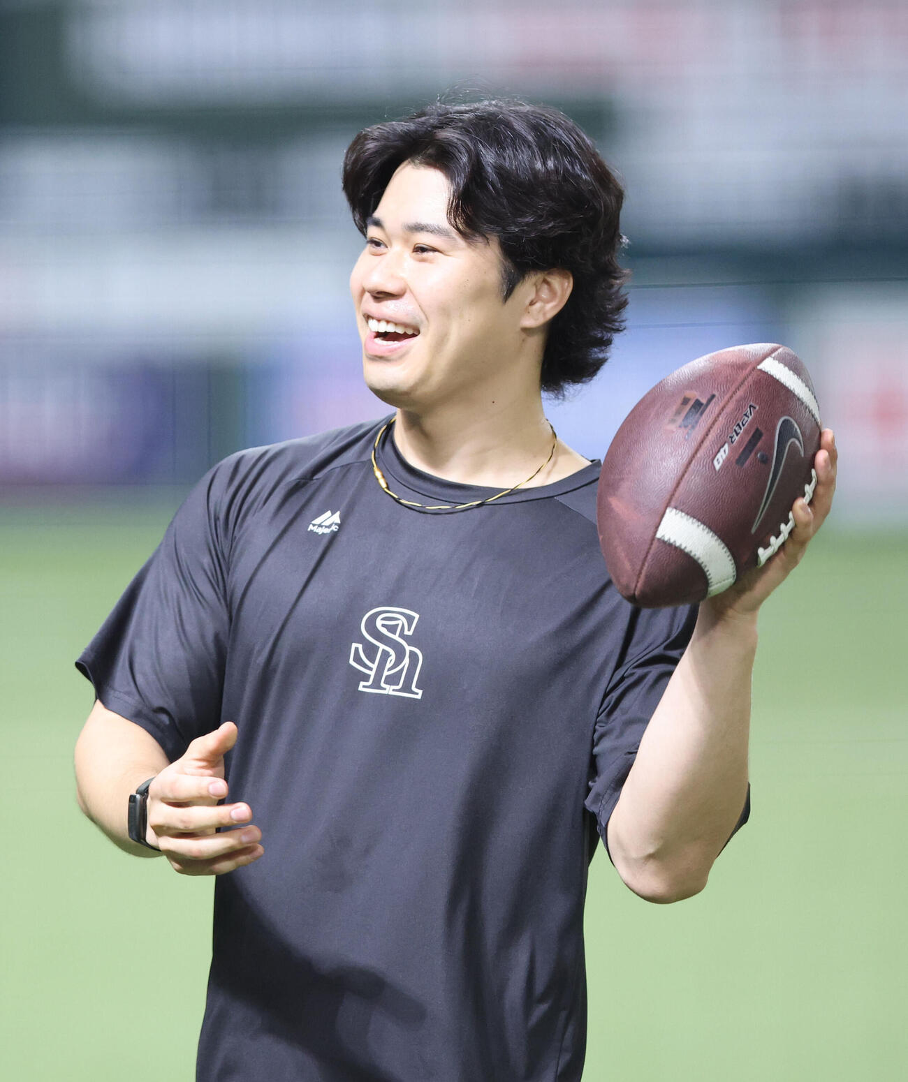 練習前に笑顔を見せるソフトバンク松本晴（撮影・梅根麻紀）