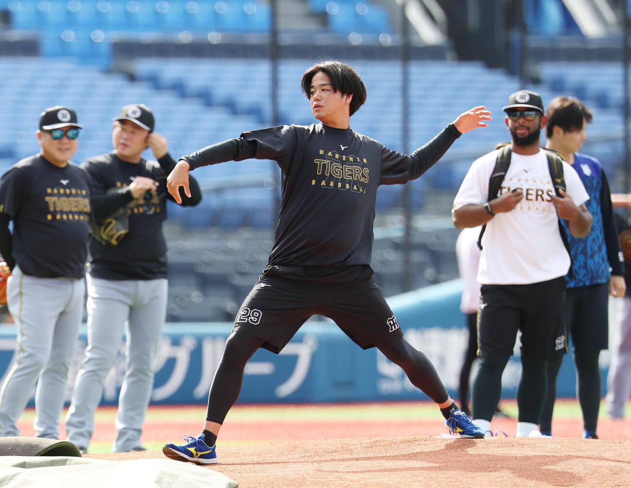 DeNA対阪神　試合前練習でマウンドを確認する阪神高橋遥人（撮影・宮地輝）
