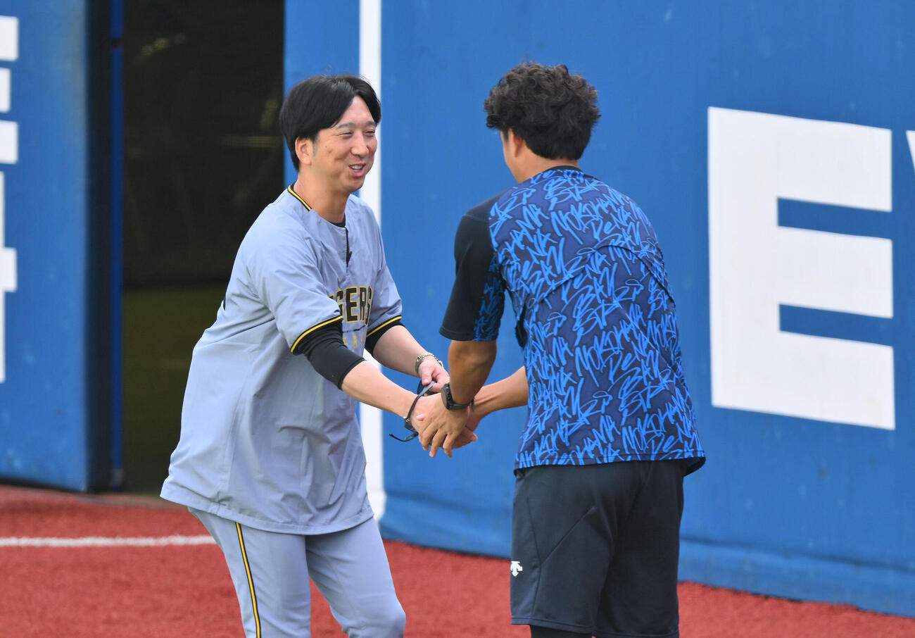 DeNA対阪神　試合前練習で阪神藤川球児監督（左）はDeNA藤浪晋太郎と握手を交わす（撮影・滝沢徹郎）
