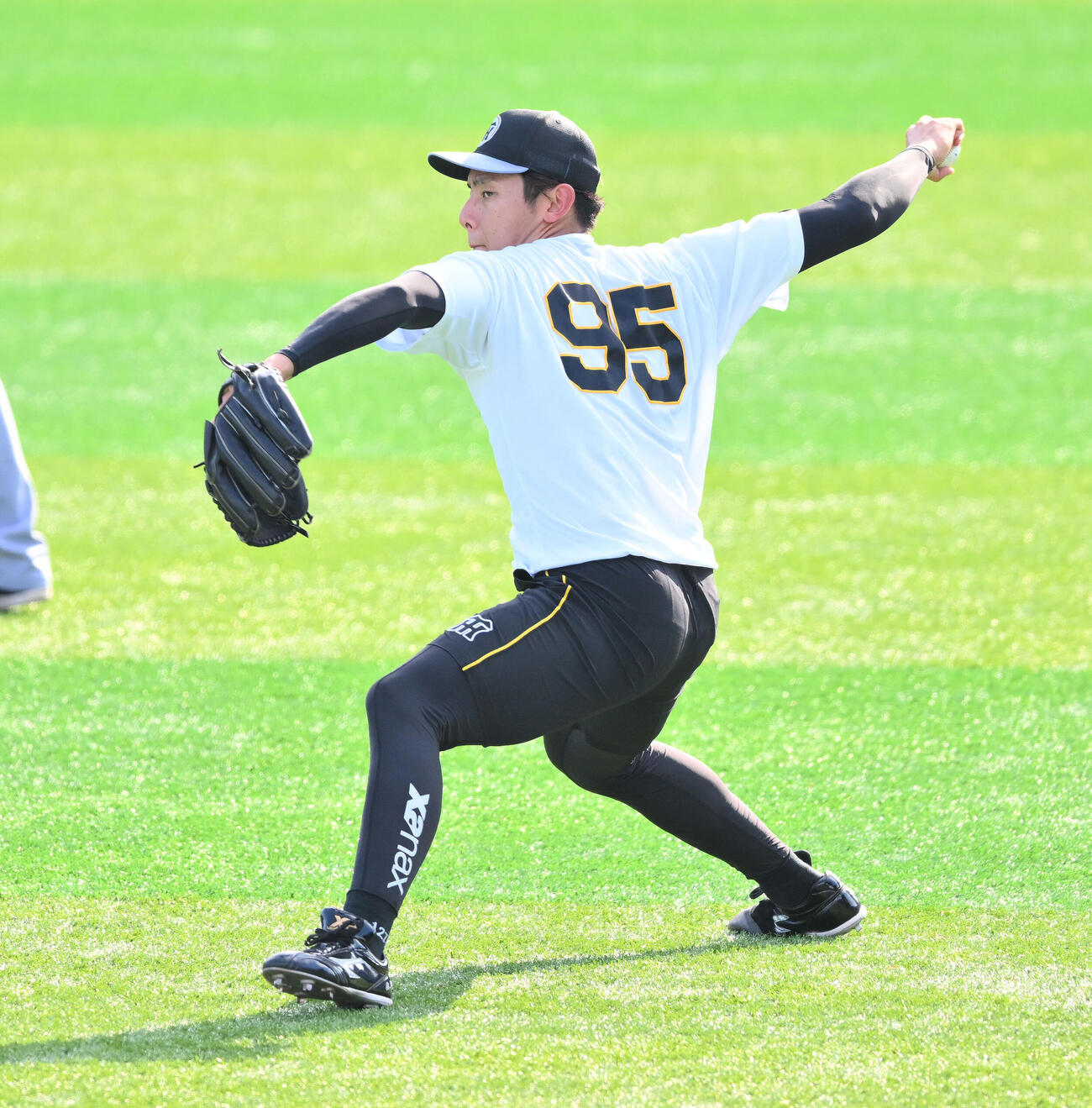 DeNA対阪神　試合前練習する阪神神宮僚介（撮影・滝沢徹郎）