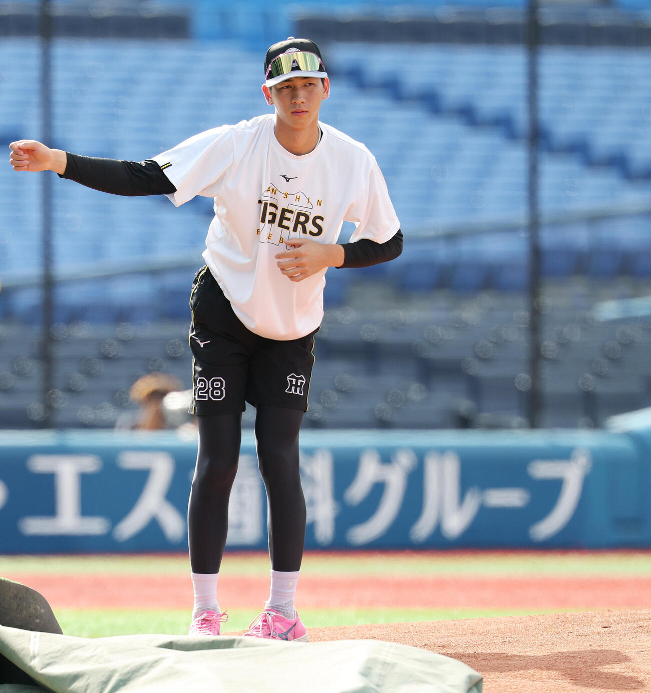 DeNA対阪神　試合前練習でマウンドを確認する阪神今朝丸裕喜（撮影・宮地輝）