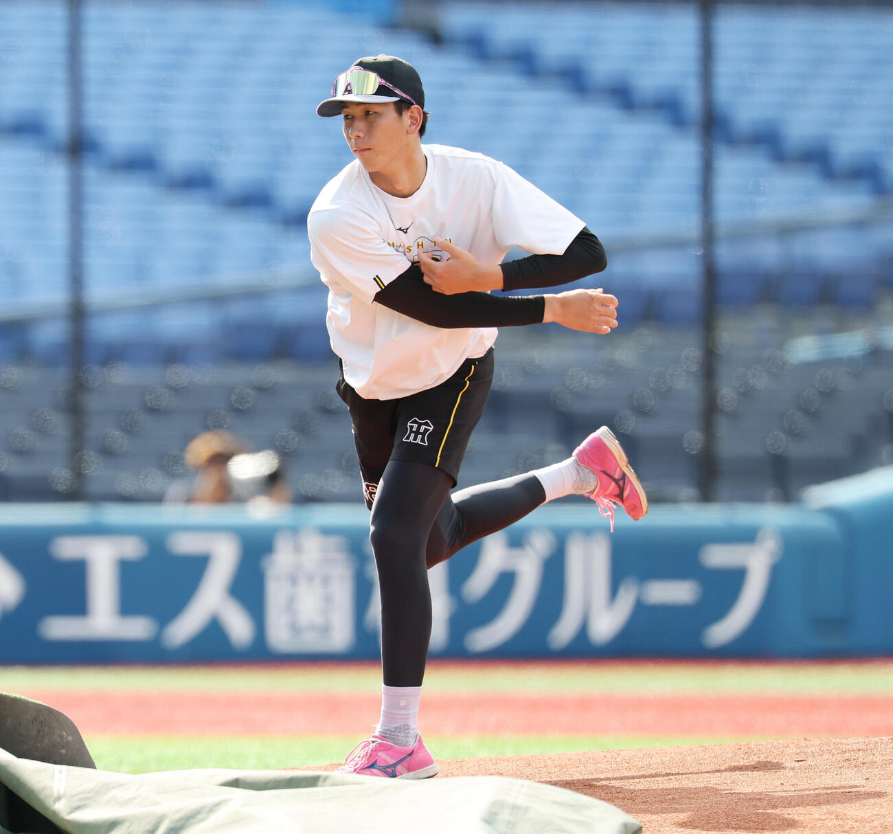 DeNA対阪神　試合前練習でマウンドを確認する阪神今朝丸裕喜（撮影・宮地輝）