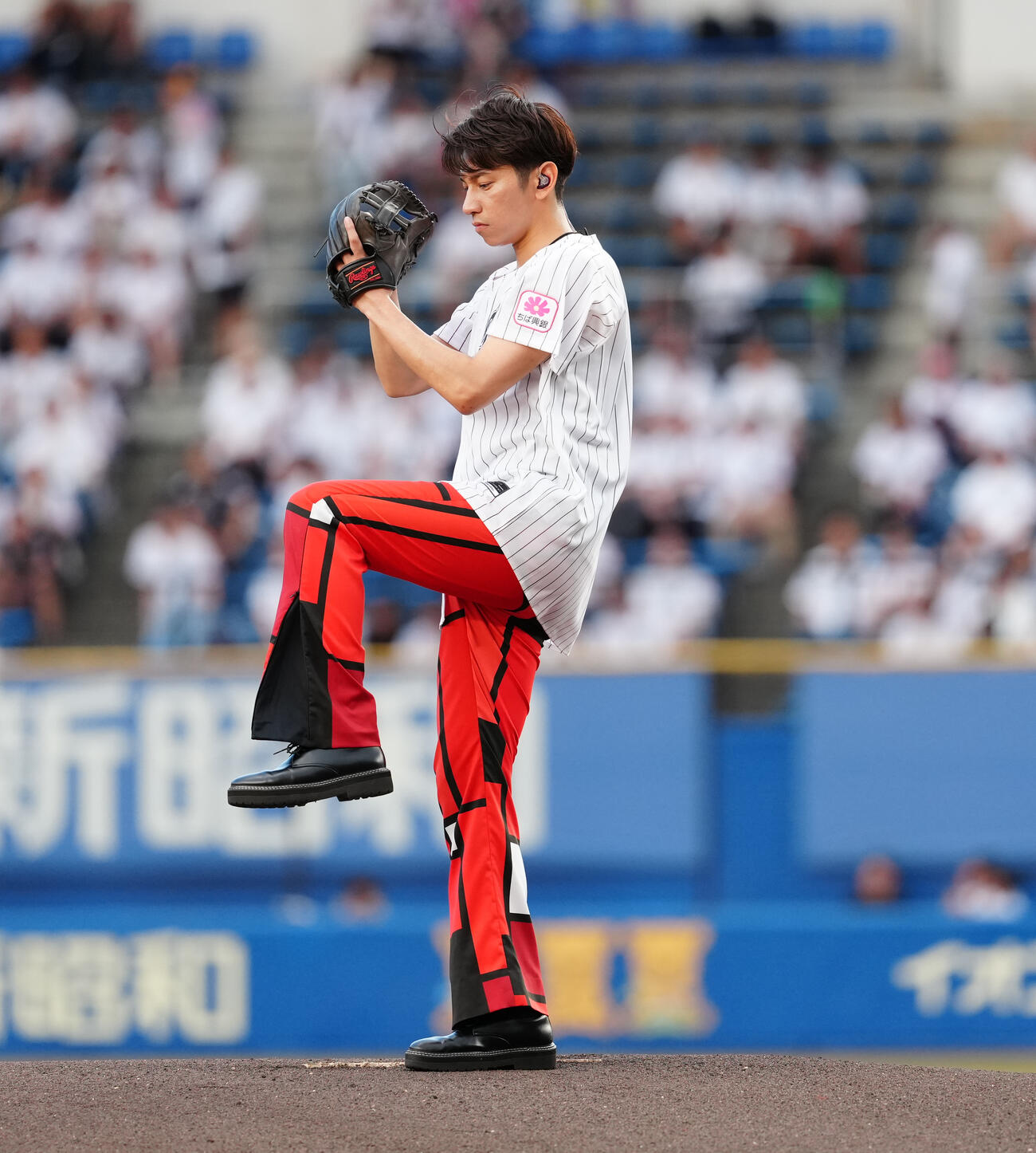 ロッテ対日本ハム　ファーストピッチで投球するSHO－WA山本佳志（撮影・鈴木みどり）