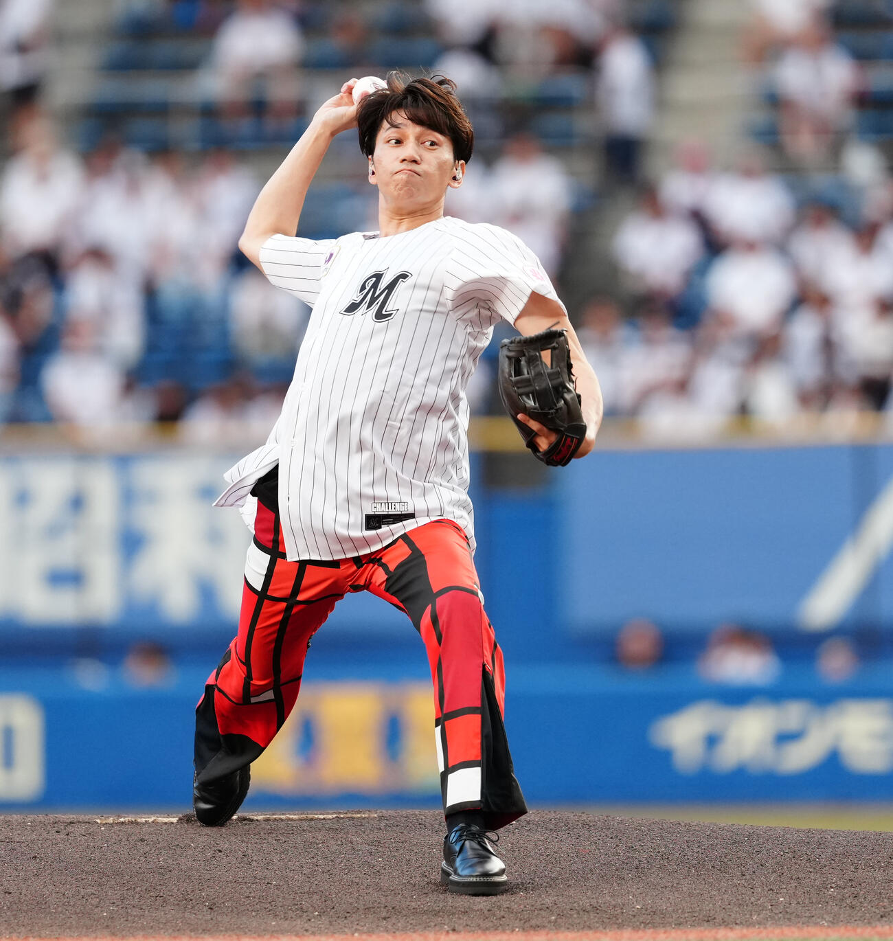 ロッテ対日本ハム　ファーストピッチで投球するSHO－WA山本佳志（撮影・鈴木みどり）