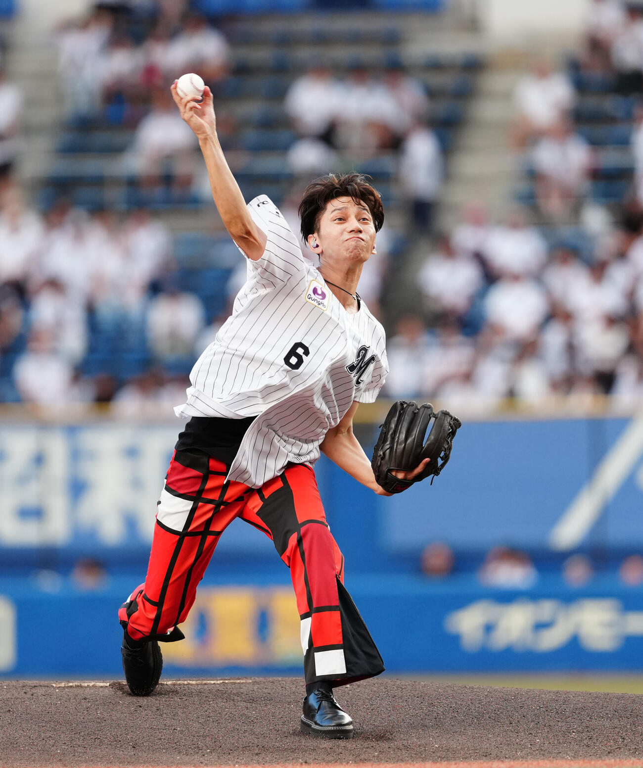 ロッテ対日本ハム　ファーストピッチで投球するSHO－WA山本佳志（撮影・鈴木みどり）