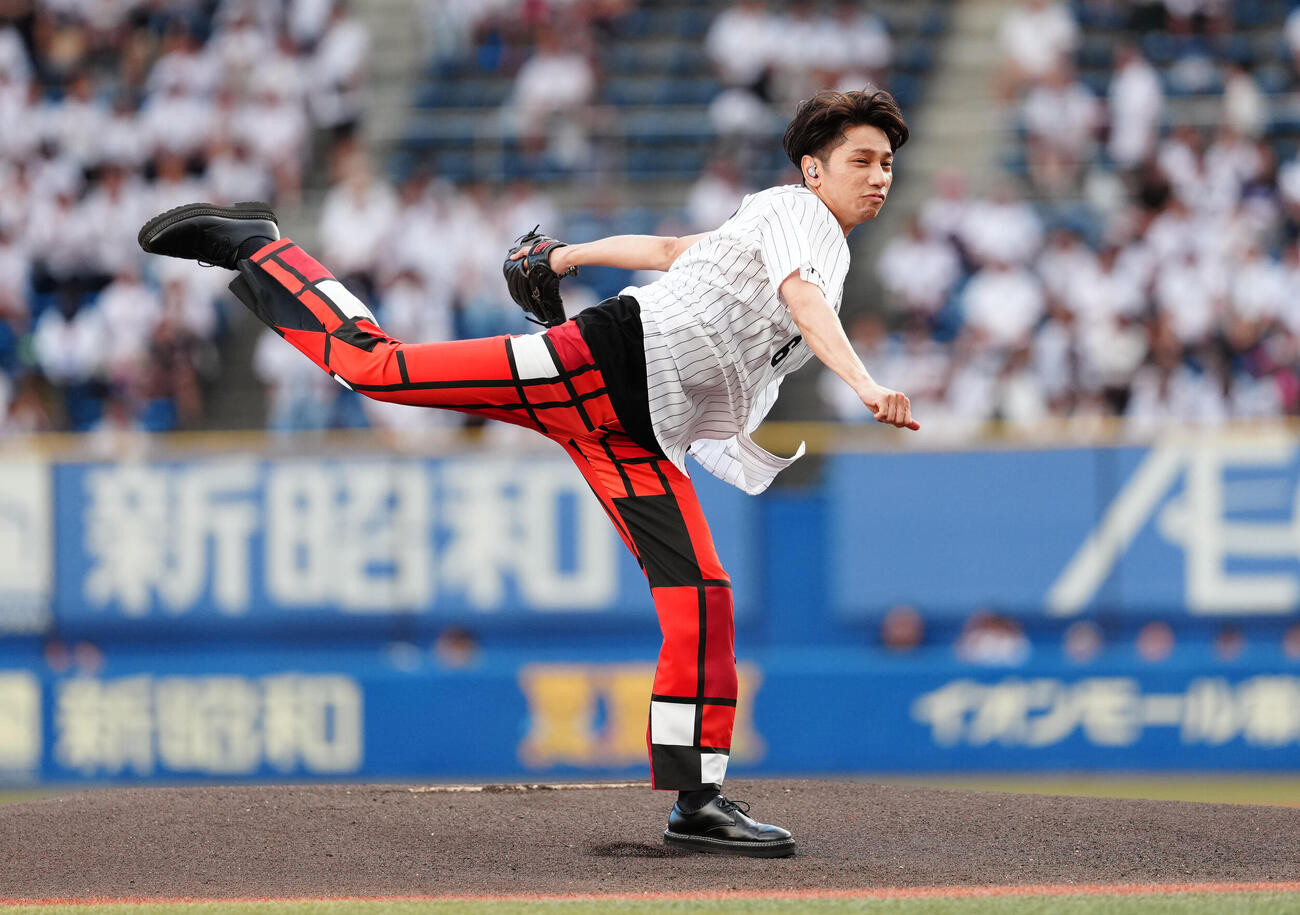 ロッテ対日本ハム　ファーストピッチで投球するSHO－WA山本佳志（撮影・鈴木みどり）