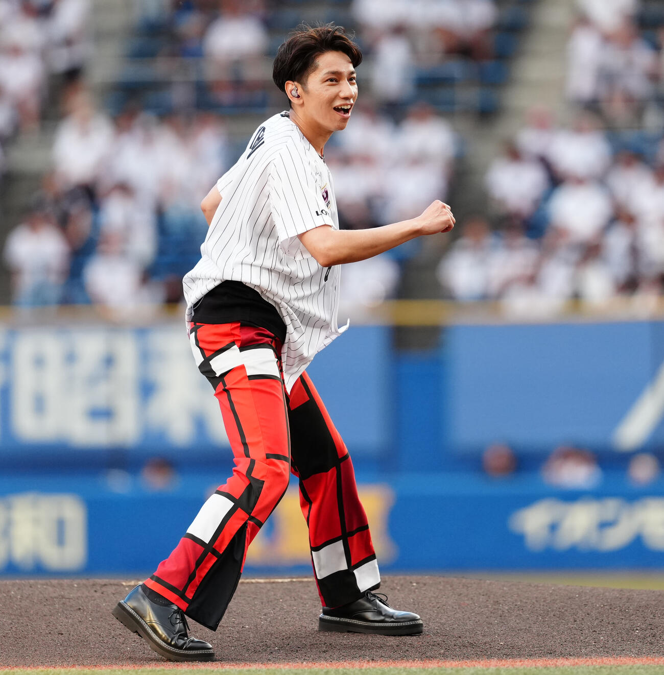 ロッテ対日本ハム　ファーストピッチで投球するSHO－WA山本佳志（撮影・鈴木みどり）