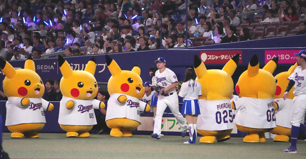 中日対ヤクルト　試合前、ピカチュウの花道を通りポジションへ向かう細川成也（撮影・森本幸一）