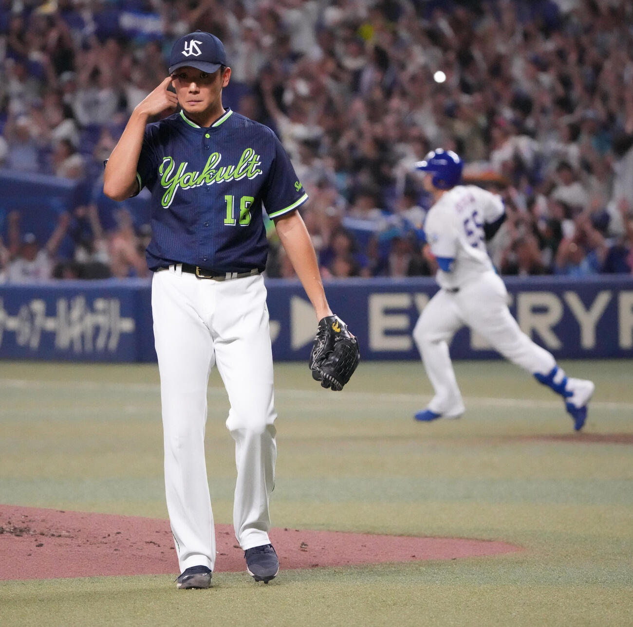 中日対ヤクルト　1回裏中日無死一、二塁、ヤクルト先発の奥川恭伸（左）は細川成也に3点本塁打を打たれる（撮影・森本幸一）