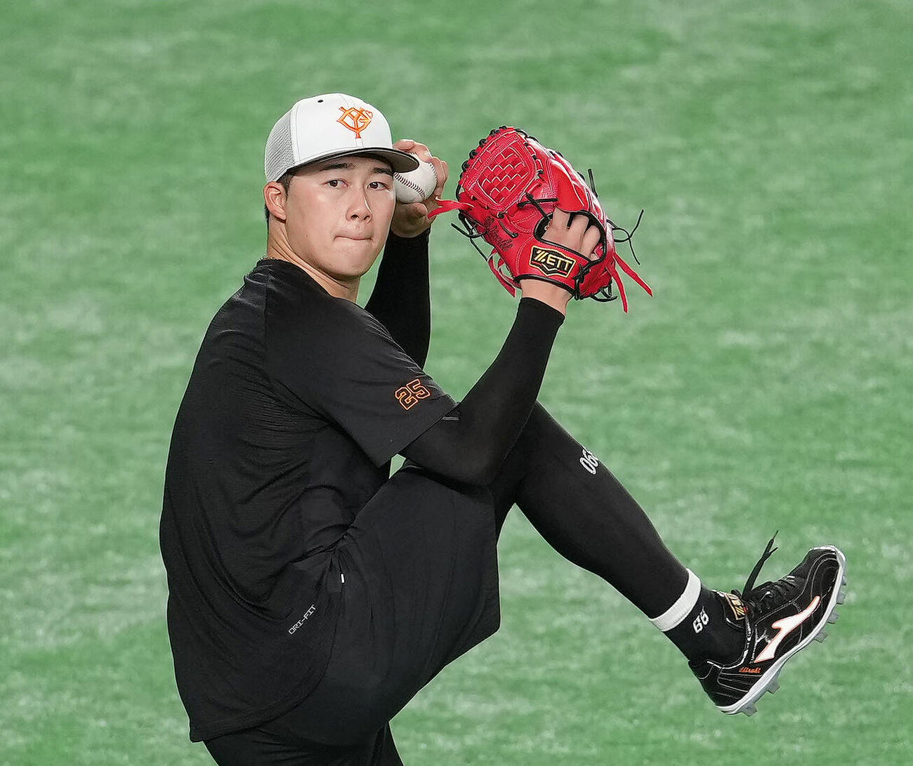 巨人対広島　調整する巨人代木大和（撮影・足立雅史）