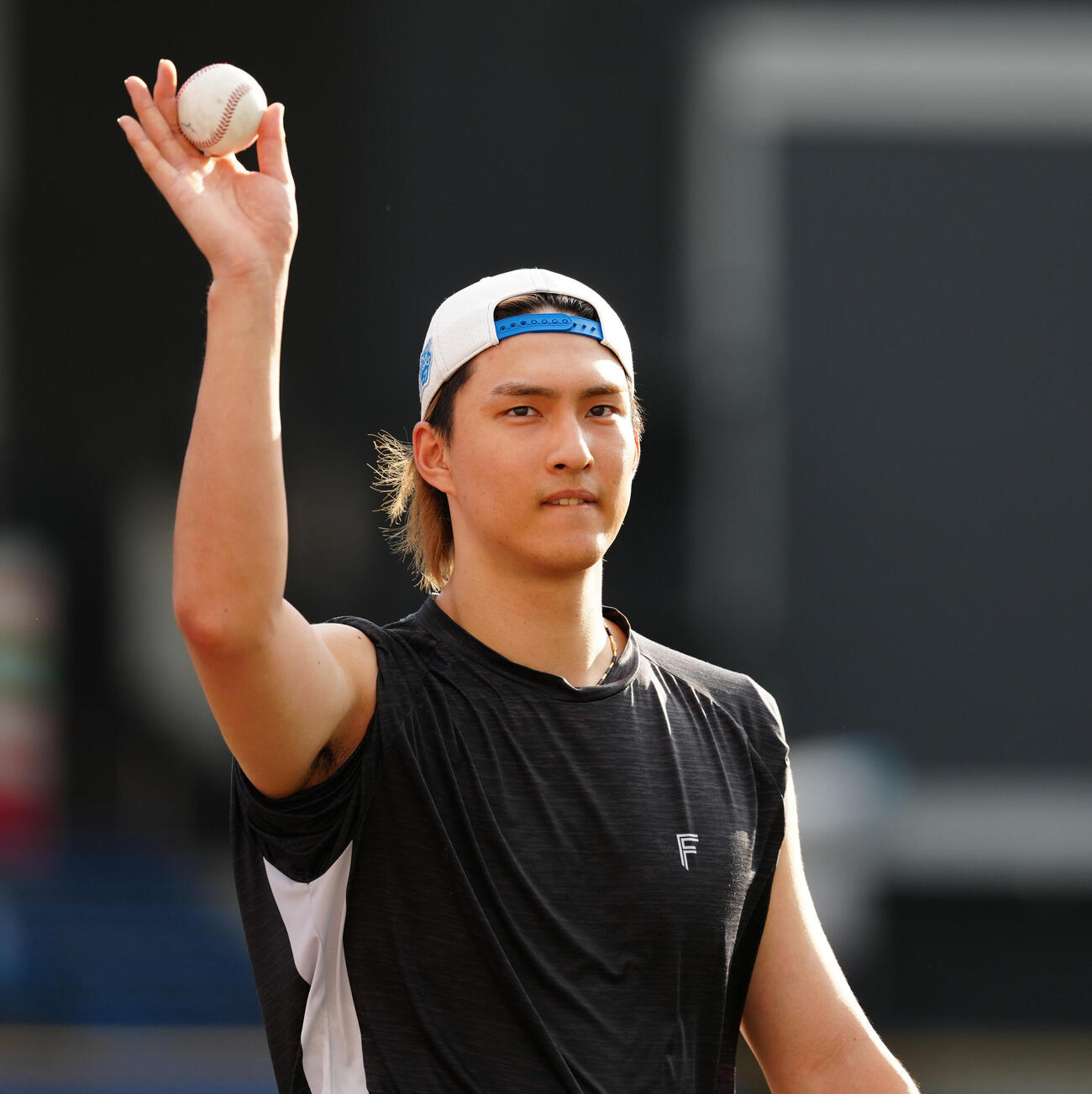 ロッテ対日本ハム　試合前練習を終え、手を振りながら引き揚げる日本ハム達孝太（撮影・鈴木みどり）