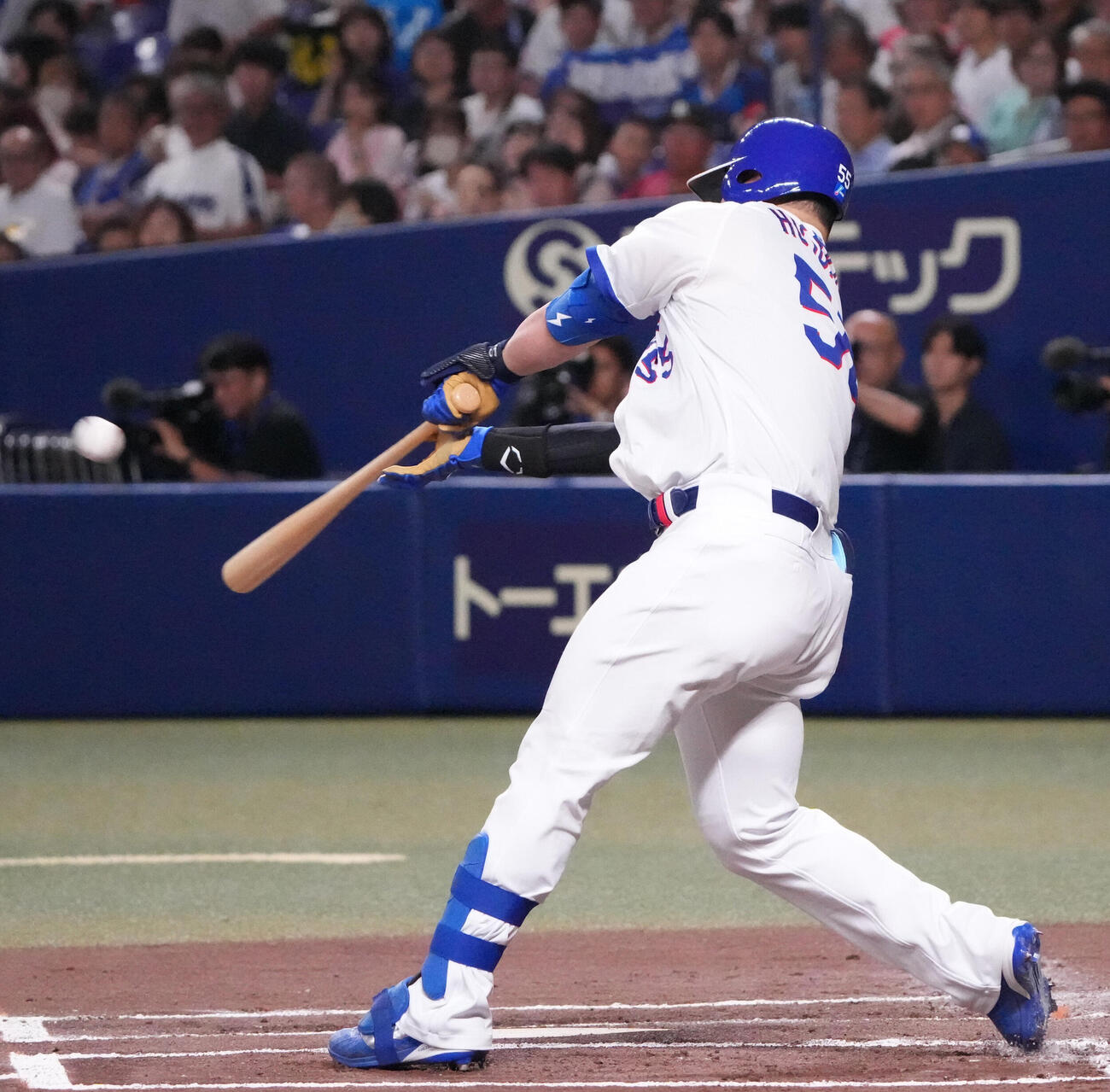 中日対ヤクルト　1回裏中日無死一、二塁、3点本塁打を放つ細川成也（撮影・森本幸一）