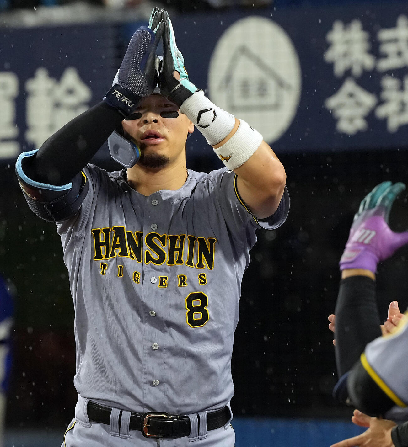 DeNA対阪神　8回表阪神1死、右越えにソロ本塁打を放った佐藤輝明（撮影・たえ見朱実）