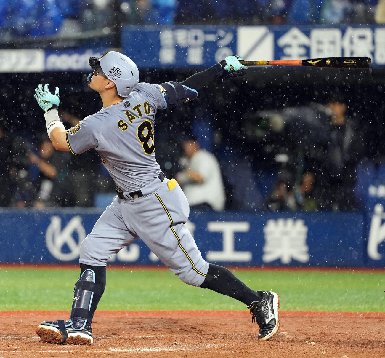 DeNA対阪神　8回表阪神1死、右越えにソロ本塁打を放つ佐藤輝明（撮影・たえ見朱実）