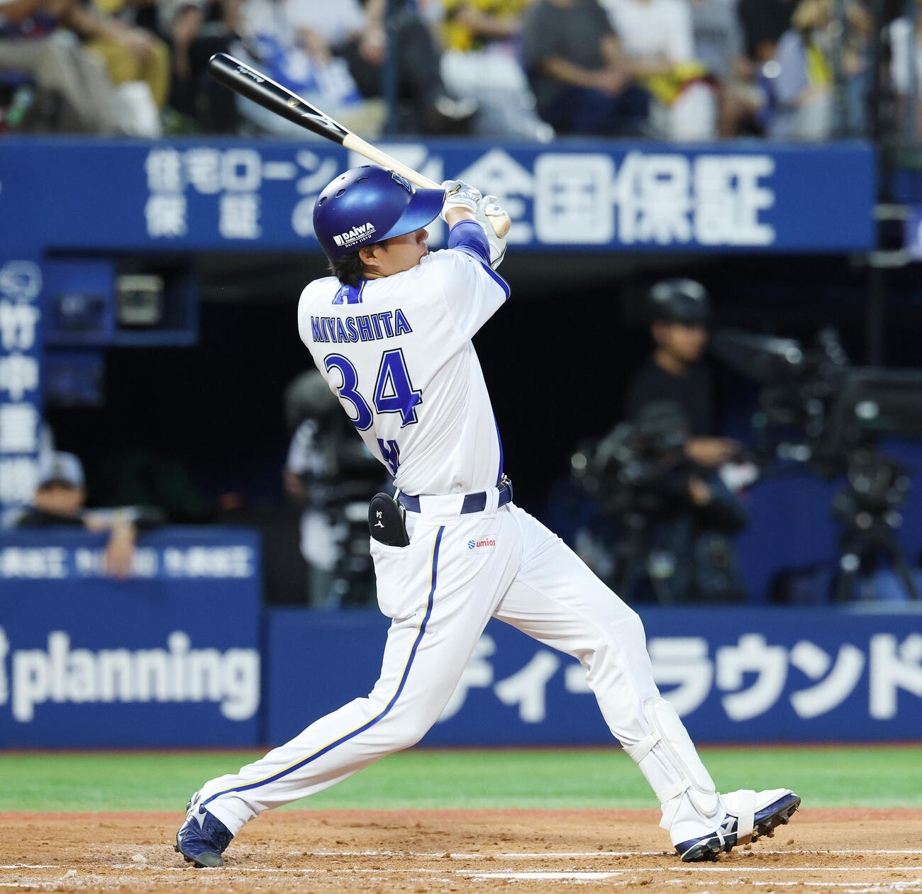 DeNA対阪神　2回裏DeNA1死、本塁打を放つ宮下朝陽（撮影・宮地輝）
