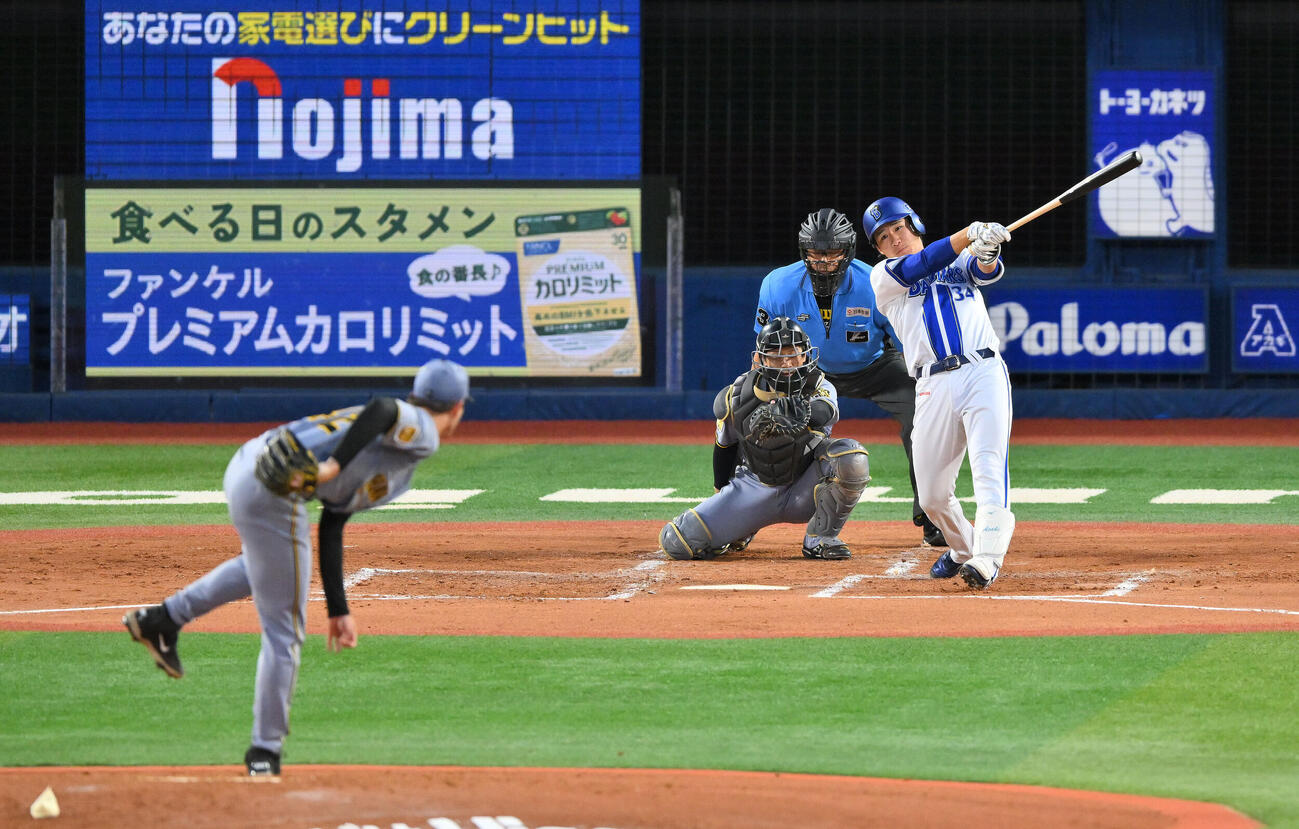 DeNA対阪神　2回裏DeNA1死、宮下朝陽は右中間へ先制ソロ本塁打を放つ。投手イーストン・ルーカス（撮影・滝沢徹郎）