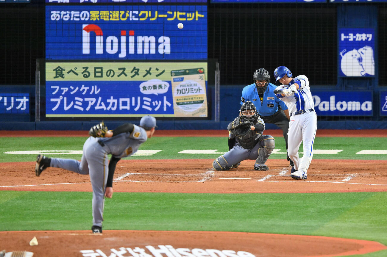 DeNA対阪神　2回裏DeNA1死、宮下朝陽は右中間へ先制ソロ本塁打を放つ。投手イーストン・ルーカス（撮影・滝沢徹郎）