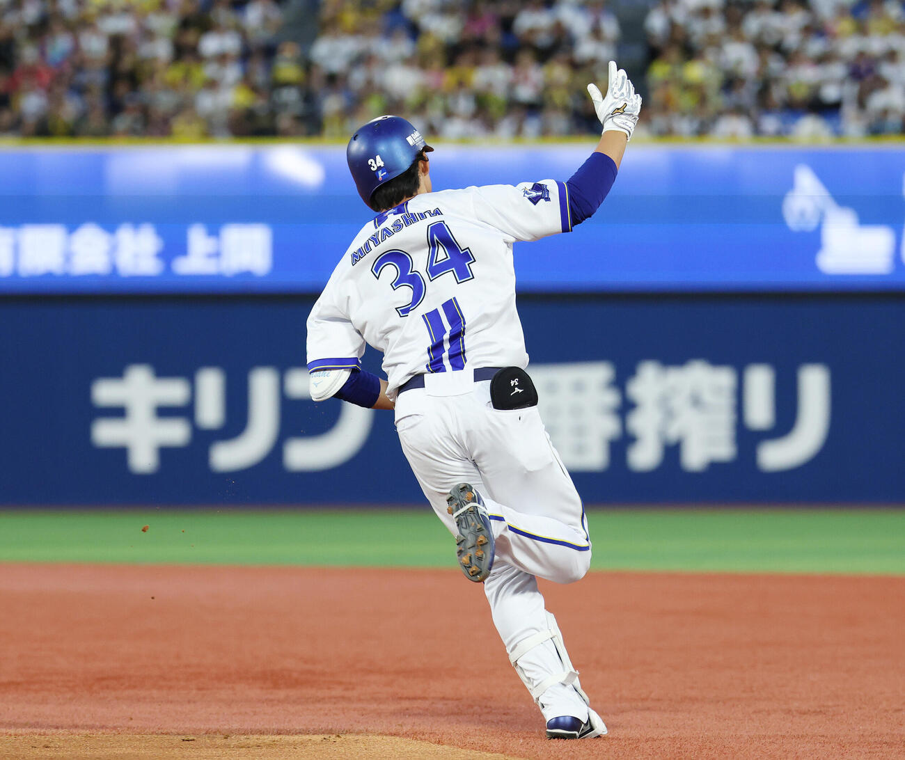 DeNA対阪神　2回裏DeNA1死、本塁打を放ちダイヤモンドを一周する宮下朝陽（撮影・宮地輝）