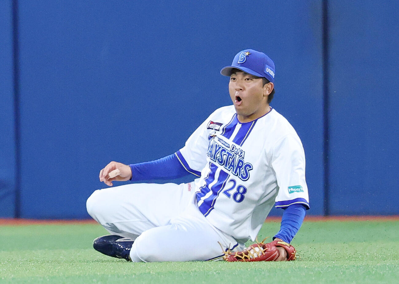 DeNA対阪神　2回表阪神1死、大山悠輔の打球を捕球した勝又温史（撮影・宮地輝）