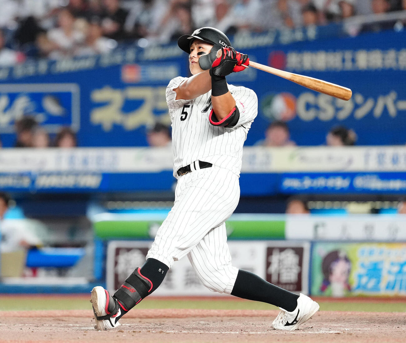 ロッテ対日本ハム　4回裏ロッテ2死、ソロ本塁打を放つ山口航輝（撮影・鈴木みどり）