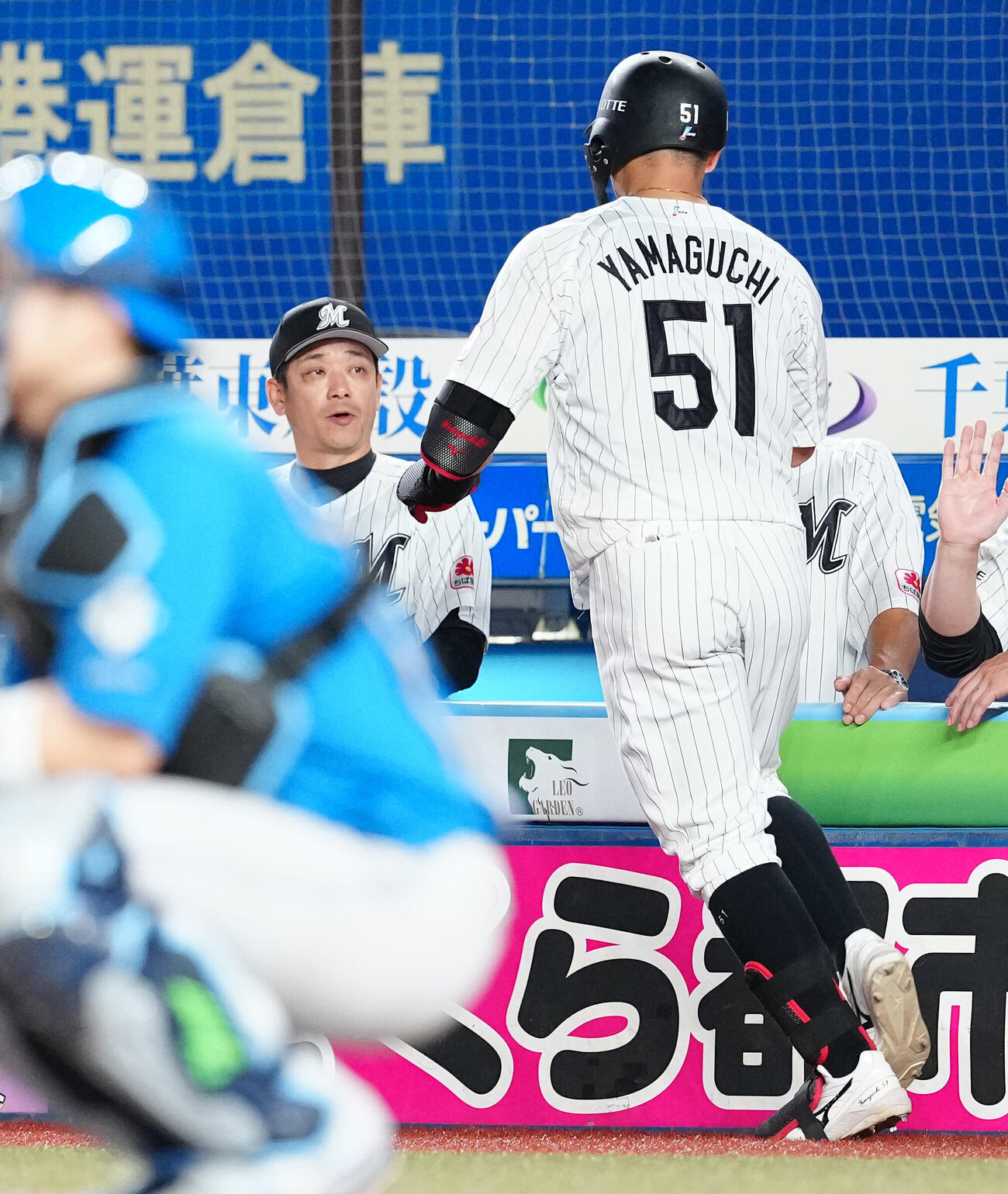 ロッテ対日本ハム　4回裏ロッテ2死、ソロ本塁打を放った山口航輝を迎えるサブロー監督（撮影・鈴木みどり）